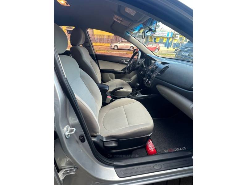 KIA MOTORS - CERATO - 2011/2011 - Prata - R$ 44.900,00