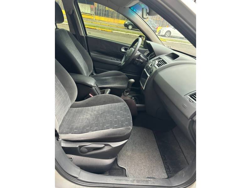 RENAULT - MÉGANE - 2011/2012 - Prata - R$ 36.900,00