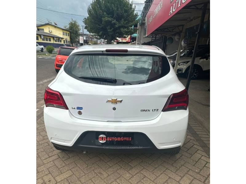 CHEVROLET - ONIX - 2016/2017 - Branca - R$ 59.900,00