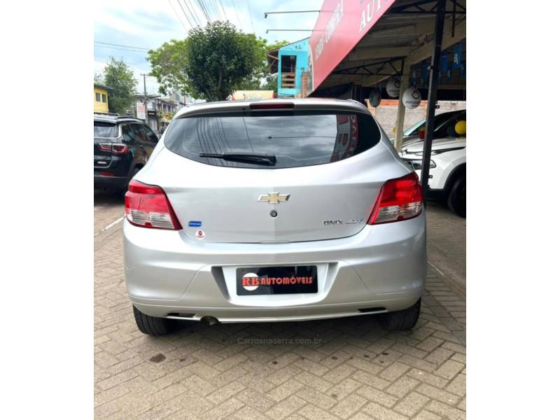 CHEVROLET - ONIX - 2016/2017 - Prata - R$ 49.900,00
