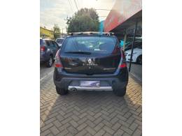 RENAULT - SANDERO - 2013/2014 - Preta - R$ 45.900,00