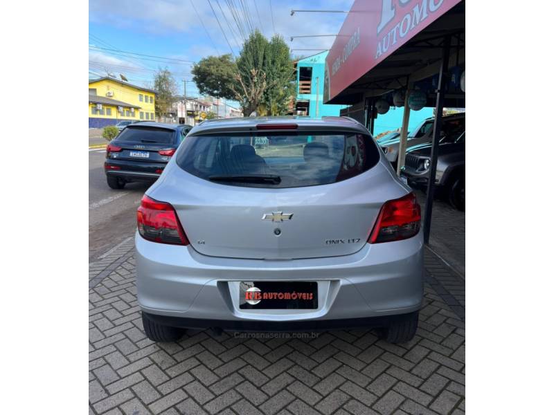 CHEVROLET - ONIX - 2016/2016 - Prata - R$ 56.900,00