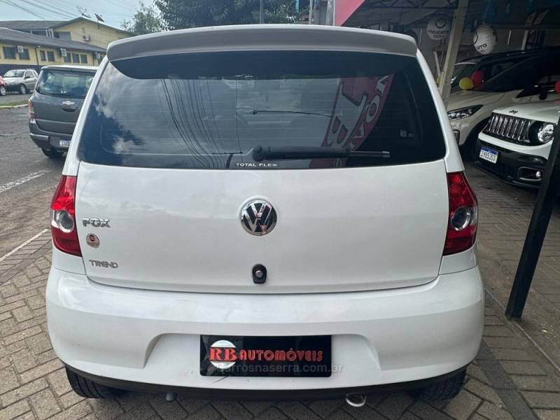 VOLKSWAGEN - FOX - 2008/2008 - Branca - R$ 25.900,00