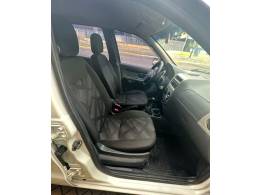 FIAT - PALIO - 2015/2015 - Branca - R$ 37.900,00