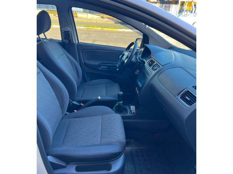 VOLKSWAGEN - FOX - 2013/2013 - Branca - R$ 37.900,00