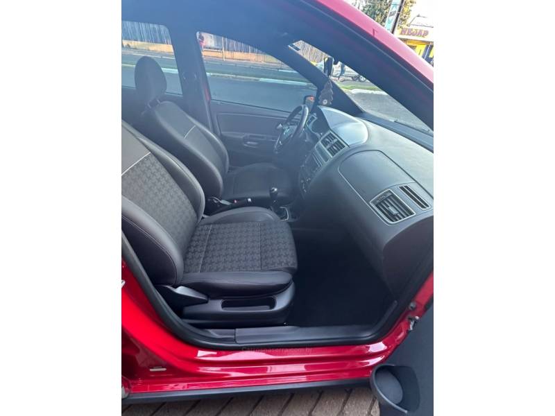 VOLKSWAGEN - FOX - 2016/2017 - Vermelha - R$ 58.900,00