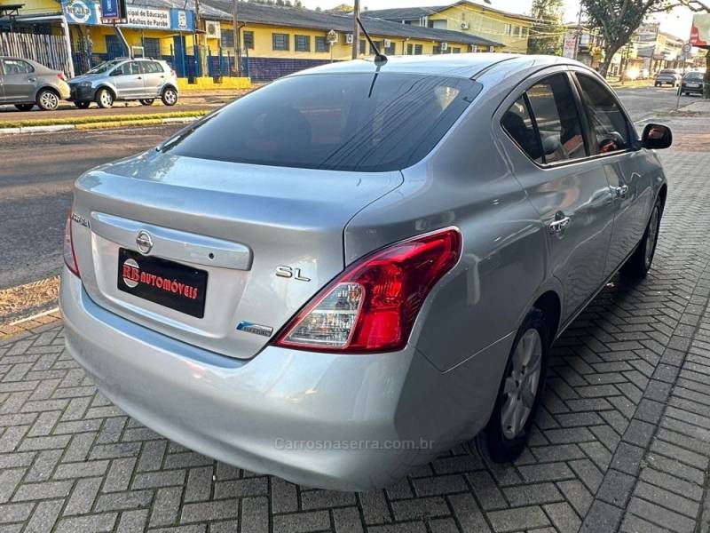 NISSAN - VERSA - 2013/2013 - Prata - R$ 45.900,00